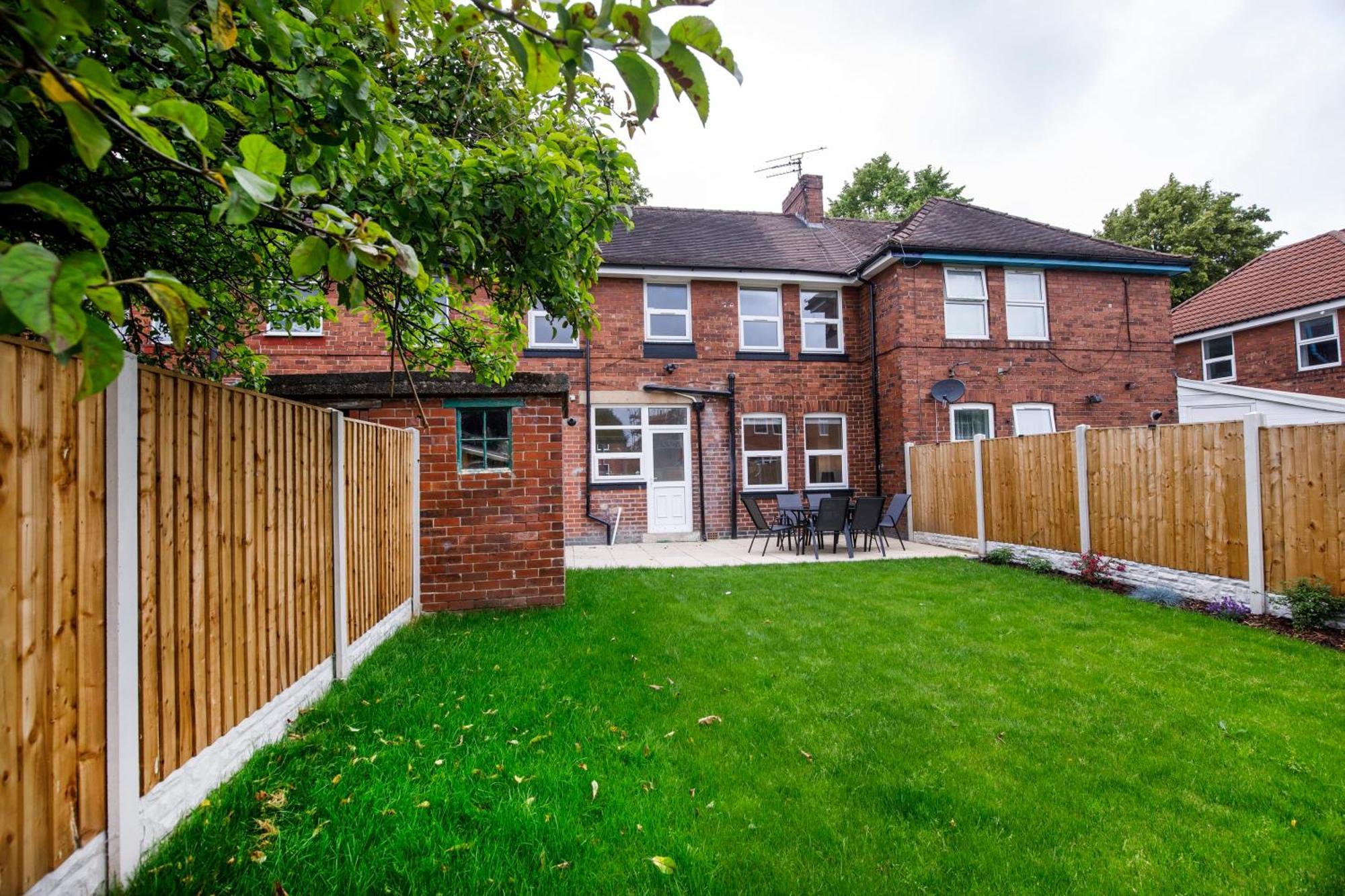 The Burton York 3 Bedroom House Sleeps 6 — Photos 2